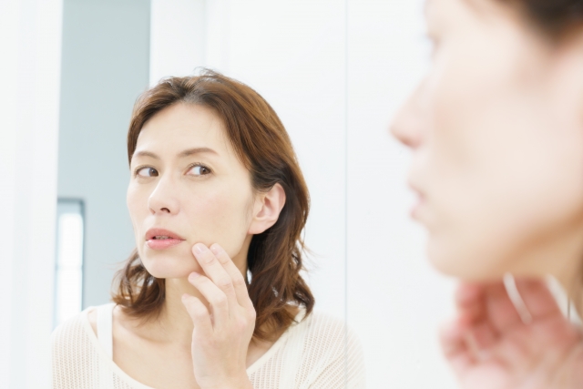 【メイク崩れのお悩み】40代からの「隠すメイク」を卒業してツヤをまとう方法